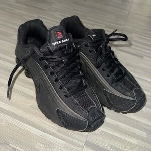 Nike Shox boy’s Black Athletic Shoes